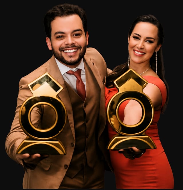 José Fernando e Ana Paula Corrêa, fundadores da Zefer, segurando troféus
